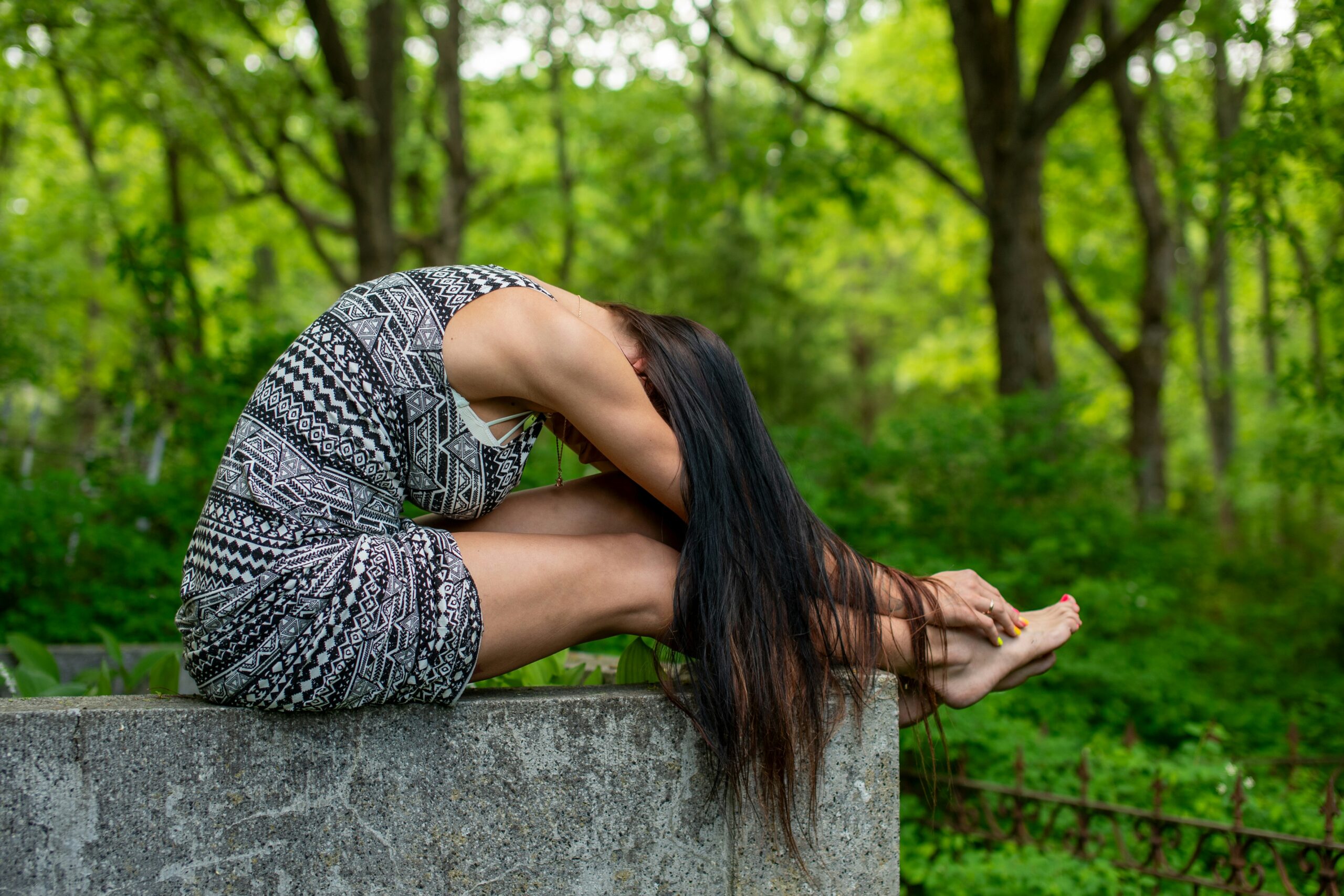 Woman practising relaxation and mindfulness in nature to support anxiety management and emotional wellbeing.